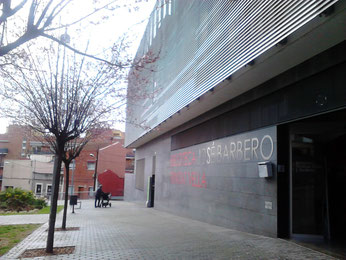 La moderna i curiosa biblioteca Trinitat Vella... Pel seu exterior qui diria que amaga tantes sorpreses i curiositats al seu interior!