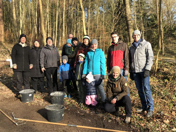 Die fleißigen Familien und Gruppenleiter im Goldbacher Wald