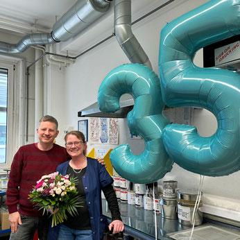 We congratulate the head of the colourimetry department on the 35th anniversary in the company-roos.gmbh