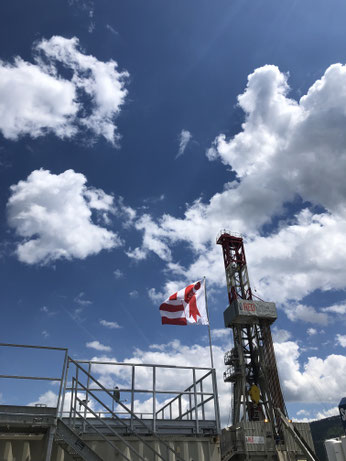 Le derrick lors des travaux de forage en Haute-Sorne en 2024. Crédit photo : Geo-Energie Suisse AG