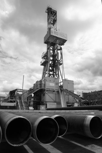 Vue sur le derrick et au premier plan les tiges de forage. Crédit photo : Geo-Energie Suisse AG