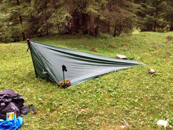 Zelt ultraleicht selbst genäht grün dunkelgrün grasgrün Wanderstab Wanderstäbe Alpen E5 Holzgau