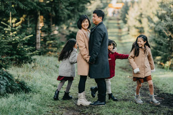 Weihnachtsfreude unter grünen Tannen: Familienmomente auf dem Werderaner Tannenhof eingefangen.