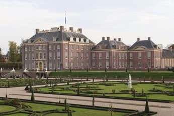 Paleis Het Loo in niederländischem Barockstil mit rotem backstein und schwarzen Dächern mit formalem Garten im Vordergrund © My own Travel - Niederlande & Belgien Genussreise