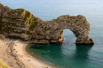 Blick auf die Durdle Door - ein Felsloch im Meer in Strandnähe ©My own Travel