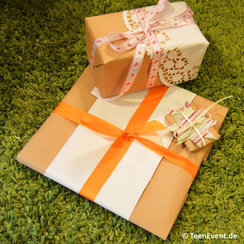 Toll verpackte Geschenke mit Packpapier und bunten Accessoires