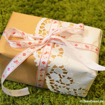 Geschenkverpackung mit Tortenspitze