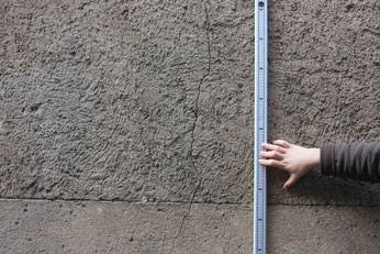Measuring a crack in a façade. Image credit: Sitadel sàrl
