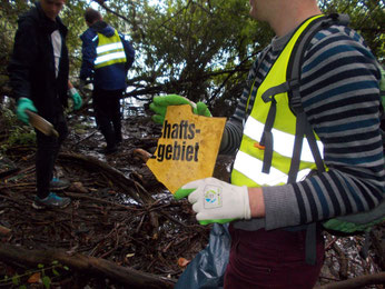 Dieses Schild sollte ein Landschaftsschutzgebiet kennzeichnen, sattdessen wurde es wohl mutwillig zerstört. Die Reste landeten am Ufer des Elsterbeckens und wurden dort bei der NABU-Müllsammelaktion am 17. September 2016 aufgesammelt. Foto: René Sievert