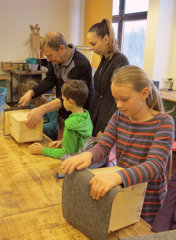 Nistkastenbau mit der Theodor-Körner-Grundschule. Fotos: Karsten Peterlein