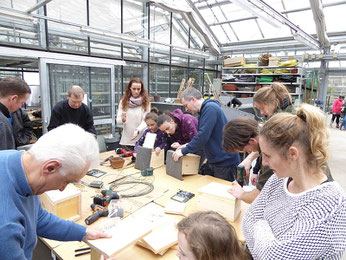 Nistkastenworkshop im Gewächshaus. Foto: NABU Leipzig