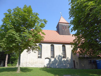 Die Kirche Zuckelhausen in der Mittagsonne fotografiert von Wolfgang Kulick.