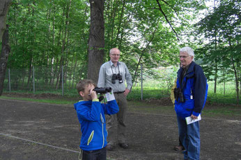 Kleine und große Vogelfreunde bei der Stunde der Gartenvögel in Plaußig-Portitz. Foto: Mario Vormbaum