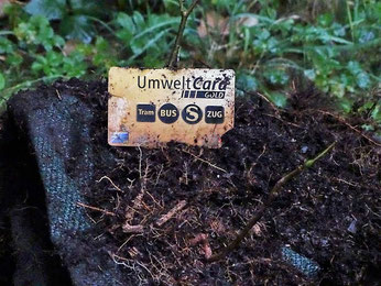 Missverständnis: Die Umwelt-Card soll man nicht in die Umwelt werfen! Foto: Beatrice Jeschke