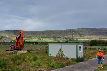 Premier coup de pioche sur l'emplacement de la futur place de forage profond de Haute-Sorne. Photo : Geo-Energie Suisse AG