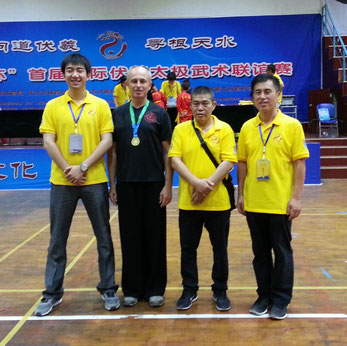 Trainer bei Wettkampferfolg in Tianshui China