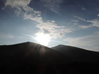17:30頃。お鉢を巡っている途中、左が妙高岳。右が山頂がある薬師岳、そして夕陽・・。