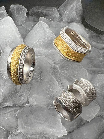 Kombination von zwei Ringen und Kreolen aus der Ice Kollektion in Weiss- und Gelbgold