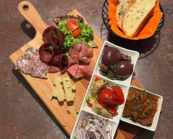 Italienische Antipasti-Platten und Rindercarpaccio – köstliche Vorspeisen im Gusto Italiano Restaurant in Kirchbichl, Tirol.