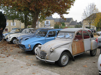 VISITE AU 2 CV CLUB DE SARLAT A SALIGNAC EYVIGUES