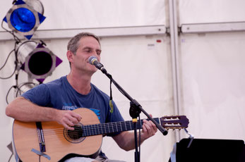 Manfred Holub, Gitarrenlehrer mit Westerngitarre, Konzertgitarre, E-Gitarre, Gitarrenunterricht, Bandmusiker, Musikunterricht, Keyboardunterricht in Bad Windsheim, Ukulele Bad Windsheim, Gitarre lernen in Bad Windsheim, Lehrer für Gitarre 