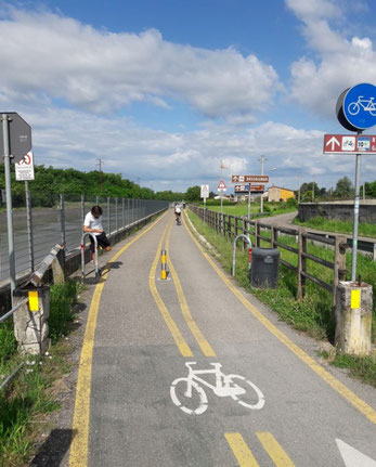 La ciclabile ripresa dopo la diga di Chievo