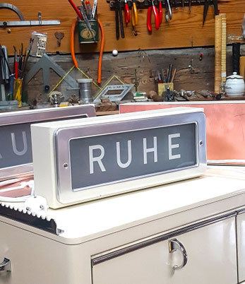 Vintage Leuchtksten mit der Inschrift "RUHE"