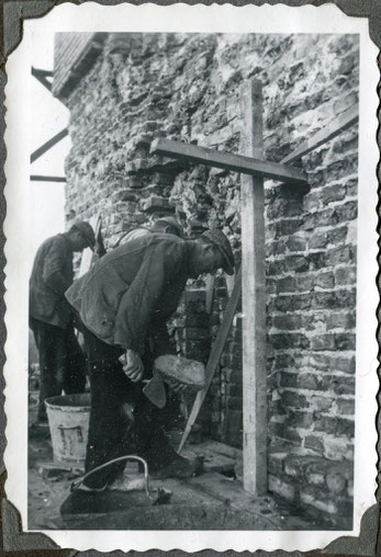 Restauratie 1937. Een afgekapt deel van de toren wordt hersteld met oude bakstenen. (foto Bé van der Veen).