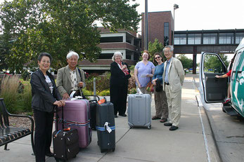 リンカーン空港到着。左から野呂副会長、竹林会長、グリュー館長、スーザン学芸員、デボラさん、滝澤事務局長。