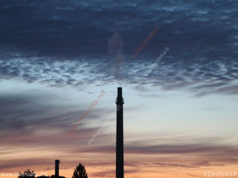 Zarahzetas Fotografie mit Industrieschornstein im Abendhimmel mit Pollution