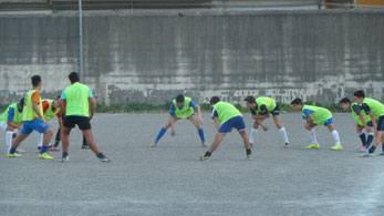 Gli Allievi "casaccati" in fase di stretching