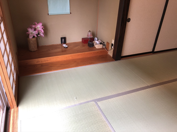 床の間に花が飾られている