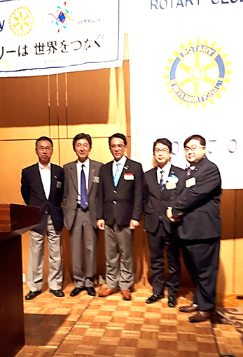本庄ロータリークラブでのガバナー補佐訪問時に、長沼章、茂木聡、村田貴紀、戸谷充宏、日向秀一の5名が横に並んだ画像