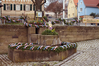 Nicht im Unterdorf, sondern am Brunnen hinter dem Rathaus treffen wir uns am 14.4.2018 um 15 Uhr