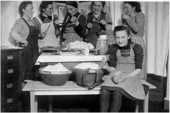 Hausschlachtung in den 1950 er Jahren in Derdingen – auch die Mitarbeit der Frauen war sehr gefragt