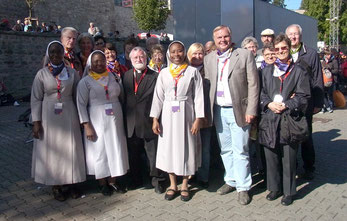 Die Pilgergruppe aus Duisburg um Stadtdechant Bernhard Lücking am Samstag am Rande der Papstmesse in Erfurt. Sie erlebten einen ergreifenden Gottesdienst mit rund 30.000 anderen Gläubigen. (RP-Foto: privat)