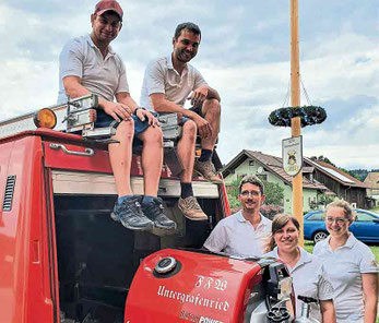 2. Kommandant Stefan Zangl, 1. Kommandant Thomas Roßmann, Vorsitzender Stefan Ruhland, Kassiererin Bettina Zangl und Schriftführerin Anna Roßmann freuen sich auf das Fest am Sonntag. Anlass ist die Weihe des neuen Kapellendaches und der neuen Förderpumpe.