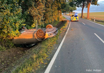 Der VW Golf landete auf dem Dach