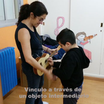 La guitarra es un instrumento que le gusta, puede explorarlo y lo relaja. A partir de allí compartimos el instrumento, el momento y un juego dual que permitirá paulatinamente mejorar la comunicación y el vínculo