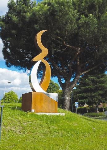 Sculpture "Le renouveau" de l'artiste Gérard Gobo représentant les initiales de la ville de Saint-Orens