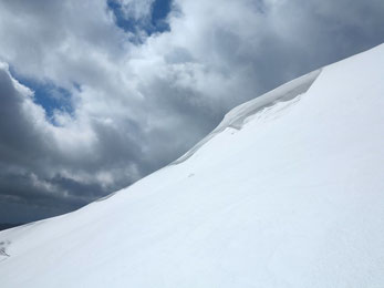 ホッケ山の雪庇。今シーズン最後かも？