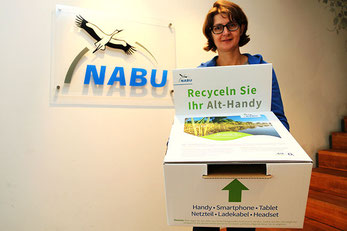 NABU-Mitarbeiterin mit Handysammelbox