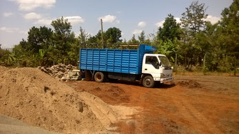 Der erste Lkw mit den Fundament Steinen...
