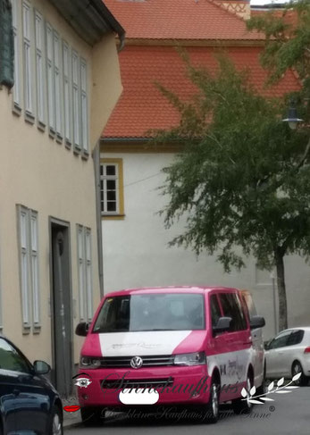 Das bekannte, pinkfarbene Shopping-Mobil, mitten in der Erfurter Altstadt