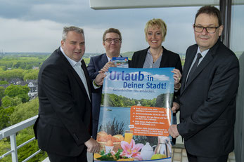 Foto (v.li.): Hendrik Schäfer (Regionalverkaufsdirektor Maritim), Jochen Celsius (Hoteldirektor Maritim), Sandra Falkenauer (Leiterin Marketing SMG) und Markus Schwardtmann (Leiter städtische Öffentlichkeitsarbeit)