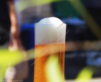 Frischgezapftes Bier mit Schaumkrone