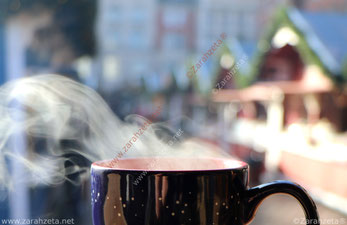 Dampfender Glühwein auf dem Weihnachtsmarkt