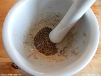 Frischgemahlener Pfeffer im Mörser