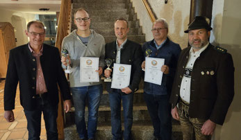 v.l. Markus Entfellner (Raiffeisenbank Frasdorf), Mannschaft Umrathshausen, Gebirgsschützen, Spritzenhäusl, 1. Schützenmeister Christian Schlosser