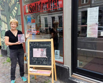 Irene med hendes bog om den palæstinensiske venstrefløjs historie 